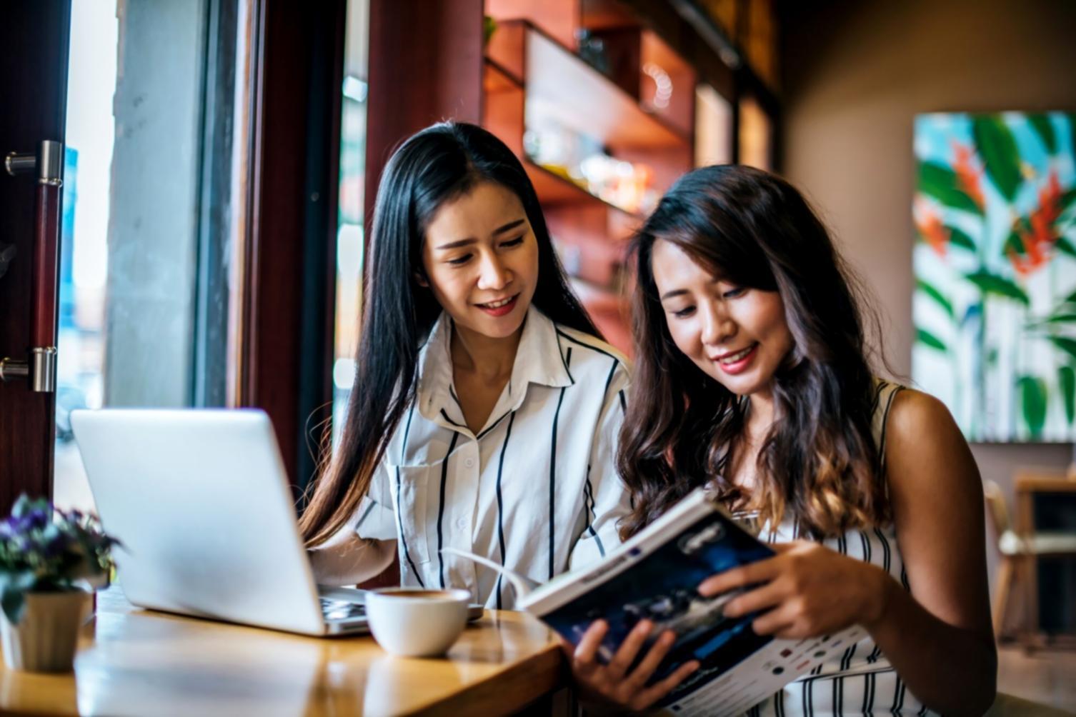 Teilnehmer arbeitet an Mobile SEO Optimierung auf verschiedenen Geräten