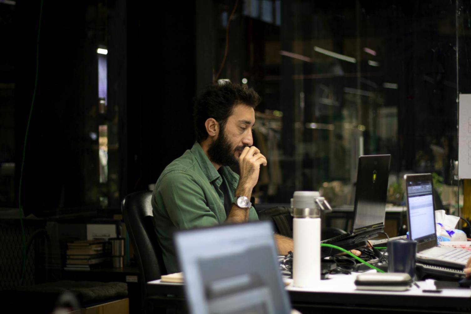 Teilnehmer arbeitet konzentriert an Mobile SEO Optimierungen